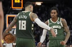 开云体育官网-包含雄鹿主场遭遇失利，对手外线投射犀利的词条