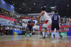 开云体育入口-包含新一轮篮球比赛激战，球员们拼尽全力的词条