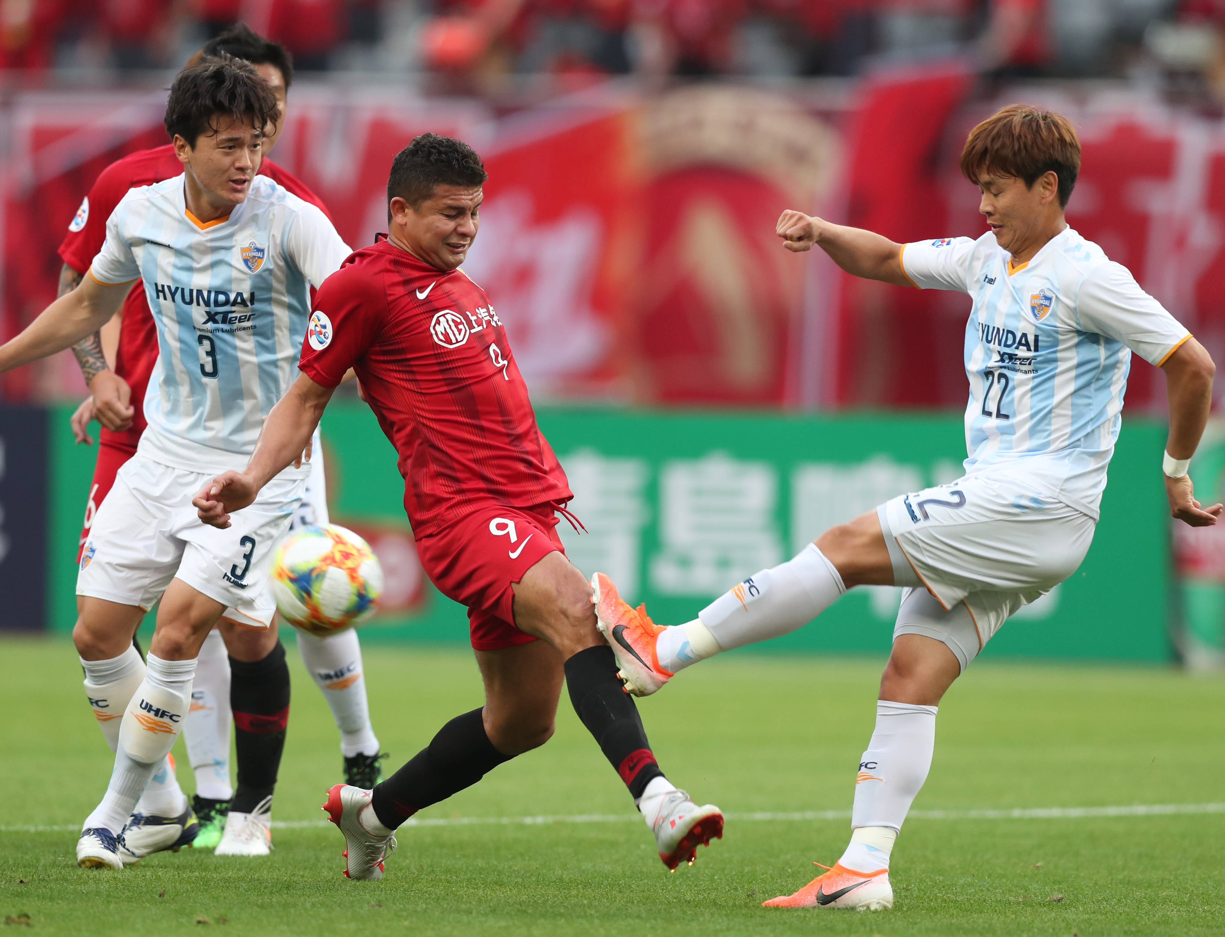 关于上海申花遭遇连败，主帅面临压力增大的信息