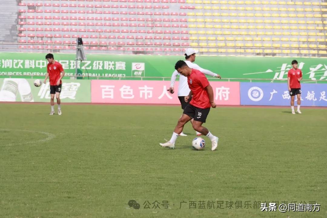 足球新赛季备战全力开展，球员备战状态良好的简单介绍