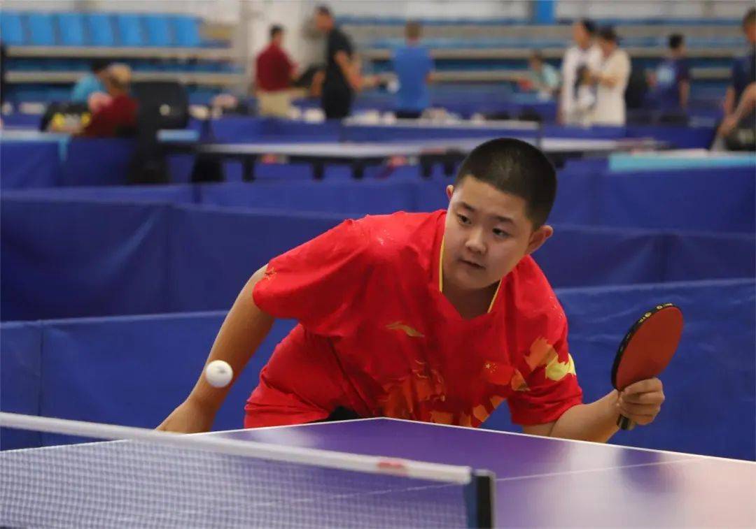 比赛中球员们冲刺争夺,全神贯注拼搏无悔 比赛中球员们冲刺争夺,全神贯注拼搏无悔