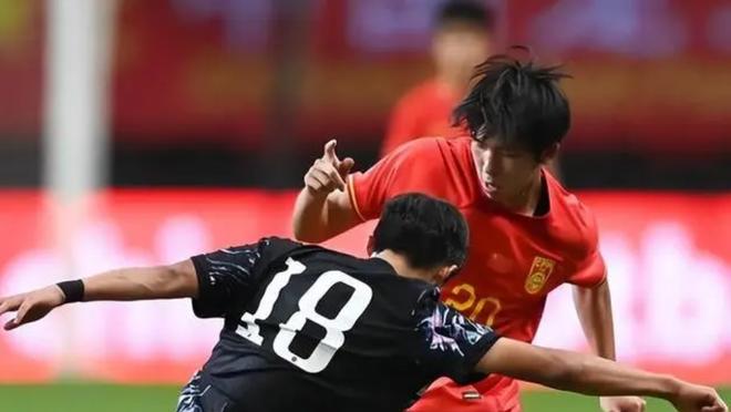 女子足球选手在比赛中展现出色战术 女子足球选手在比赛中展现出色战术