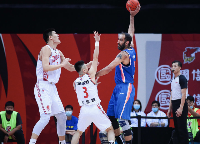 广东队完胜青岛队,拉文带队取胜 广东队完胜青岛队,拉文带队取胜